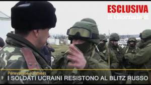 Gli ucraini piantonano la base circondata dai russi