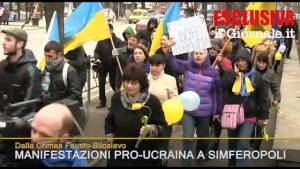 I manifestanti anti-Russia gridano: "La Crimea è Ucraina"