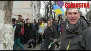 Manifestanti pro-Maidan contro l'annessione alla Russia