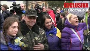 Manifestanti pro-Maidan e soldati ucraini fraternizzano tra loro