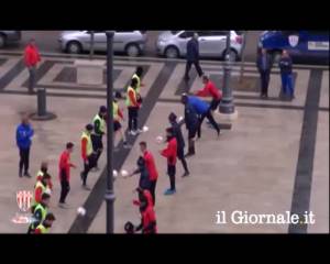 Barletta, la squadra si allena in piazza per protesta