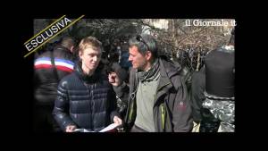 Crimea, gente in coda per ritirare le bandierine russe