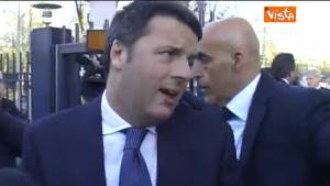 Renzi inseguito da una cronista che gli chiede di Kiev