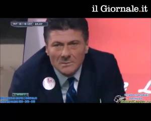 Inter, Mazzarri "azzanna" la bottiglietta