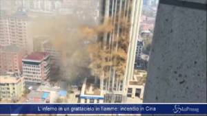 L’inferno in un grattacielo in fiamme: incendio in Cina