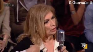 Iva Zanicchi sbotta in tv: "vaff.." al pubblico 