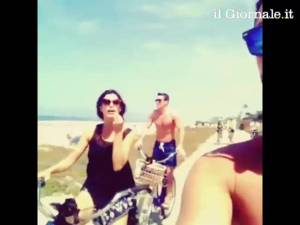 Elisabetta Canalis in bici con il suo Brian