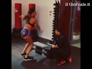 Esercizi in palestra per Belen Rodriguez