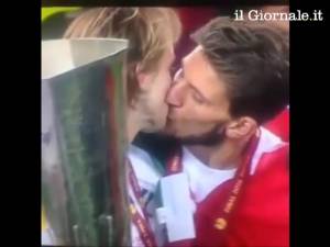 Rakitic - Carrizo, bacio appassionato durante la festa del Siviglia