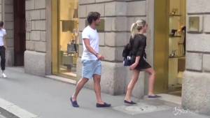 Pato e fidanzata per le vie di Milano