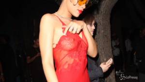 Rihanna mezza nuda fa impazzire fan e fotografi 