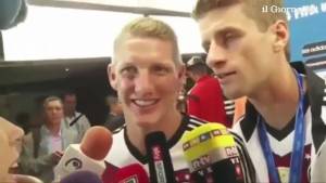 Müller risponde male alla reporter e Schweinsteiger ci mette una pezza