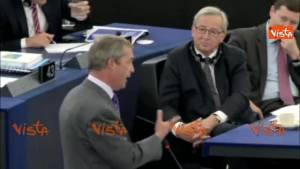 Farage contro Juncker: "Manovratore politico"