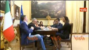 Di Maio: "Una birra?". Renzi: "È bersaniana"