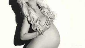 Christina Aguilera nuda col pancione: futura mamma sexy