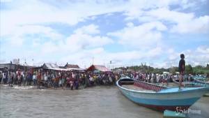Traghetto si ribalta in Bangladesh