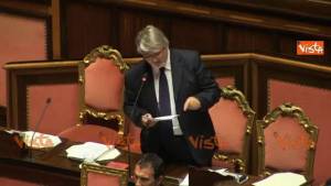 M5S, bagarre in Aula contro il Jobs Act: urla e scontri