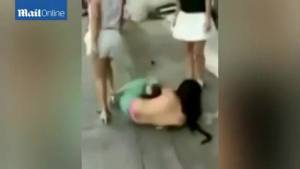 Amante cinese spogliata e picchiata in strada