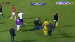 Aggredito Zahavi e rissa in campo. Derby di Tel Aviv sospeso