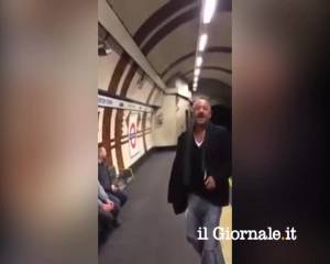 Londra, inizia a cantare in metro e tutti lo seguono