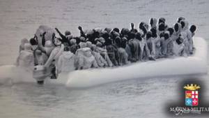 Marina militare soccorre donna somala che partorisce a bordo