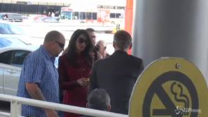 Amal Clooney regina di stile all’aeroporto senza il suo George