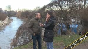 La favela rom sulla sponda del fiume