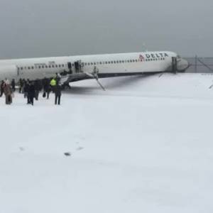 NY, paura a LaGuardia: l'aereo esce fuori pista