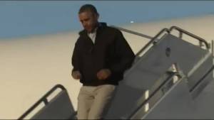 Obama scivola sulla scaletta dell'Air Force One