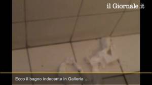Il bagno indecente e inaccessibile in Galleria a Milano