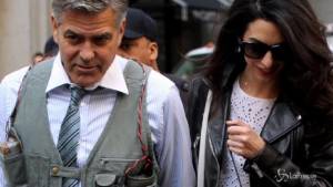 Amal va a trovare George Clooney sul set, tutto il tempo mano nella mano