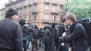 Così i black bloc hanno assaltato la polizia