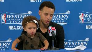 Nba, alla conferenza stampa di Steph Curry spunta la figlia