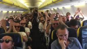 Alba Parietti, fan in delirio sul volo per Ibiza