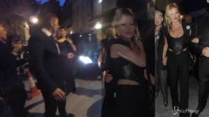 Kate Moss, top nero di pelle contiene a fatica il décolleté