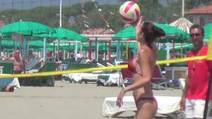 Federica Torti in spiaggia: forme perfette in bikini