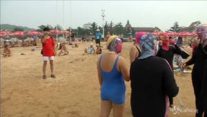 In Cina spopola il "face-kini"