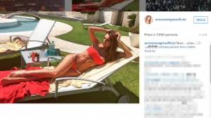 Anna Tatangelo esplosiva in bikini: il seno strepitoso fa impazzire i social