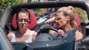 Michelle Hunziker e Aurora in auto: pochi sorrisi ma sempre bellissime