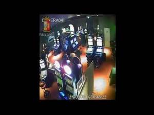 Milano, la rapina a colpi di fucile dei rom in una sala giochi