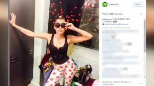 Miley Cyrus e la ceretta social: gli scatti della depilazione dopo mesi di ascelle fluo