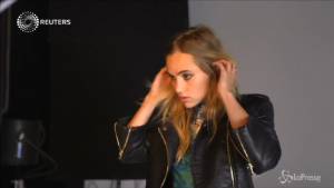 Suki Waterhouse è il nuovo volto di Amazon moda 