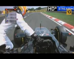Alonso spinge l'auto fino ai box