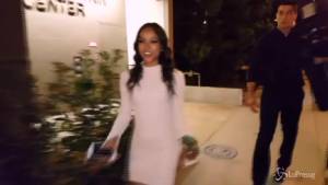 Lo spacchetto monello e sexy di Karrueche Tran in miniabito bianco