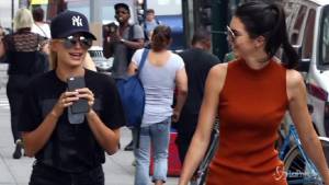 Kendall Jenner troppo magra? Lei non ci sta e mostra il pancino sui social 