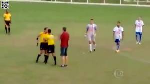 L'arbitro seda la rissa in campo con la pistola 