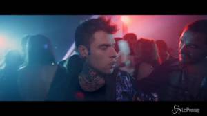 Relax dopo le fatiche per il nuovo video: la domenica di Fedez sul divano