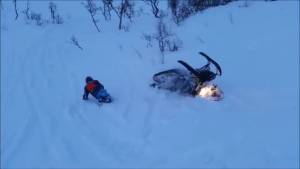 Tenta discesa in motoslitta ma si ribalta nella neve