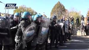 Bologna, scontri polizia-antagonisti