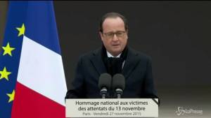 Hollande: distruggeremo i fanatici responsabili degli attentati